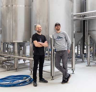 Georg und Lukasz in der FUERST WIACEK Brauerei